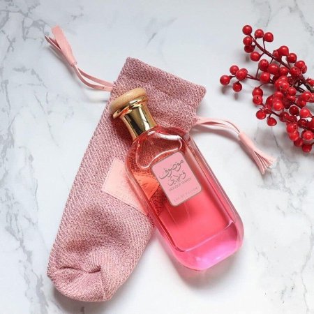 عطر موصوف وردي للنساء
